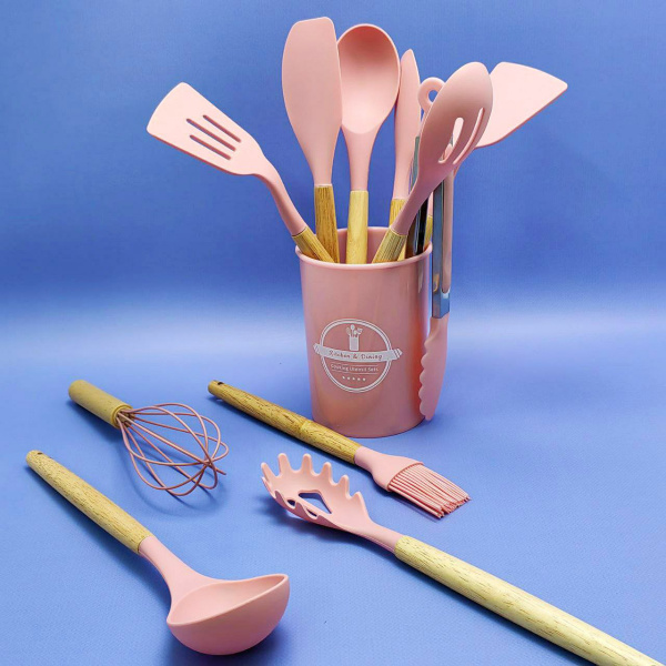 Набор кухонных принадлежностей с подставкой и деревянной ручкой 12 предметов Utensils Set / Подарочный силиконовый набор, РОЗОВЫЙ цвет